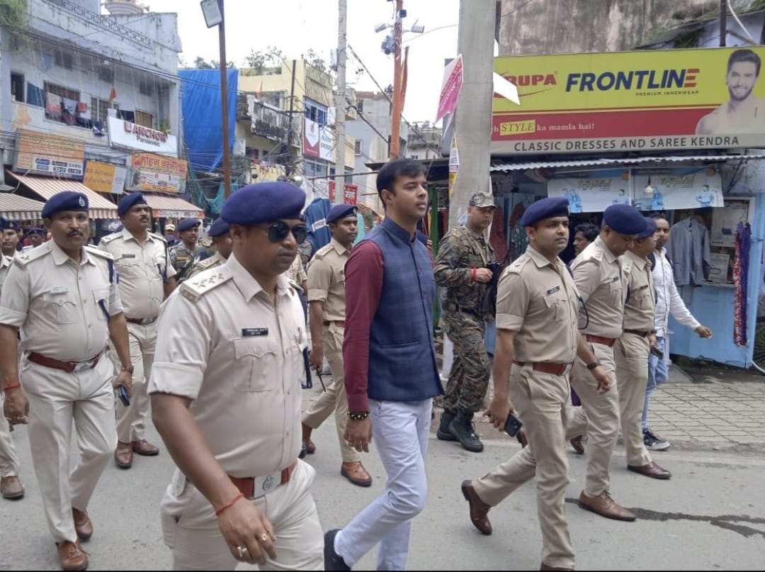 दुर्गा पूजा को लेकर प्रशासन ने निकला फ्लैग मार्च