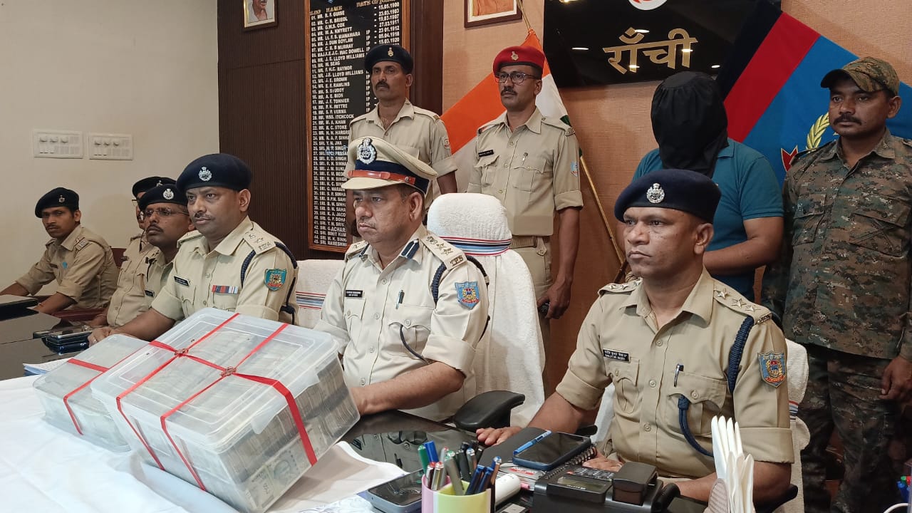 पीएचईडी रांची प्रमंडल के कर्मी संतोष कुमार, करोड़ो रु गबन के मामले में गिरफ्तार