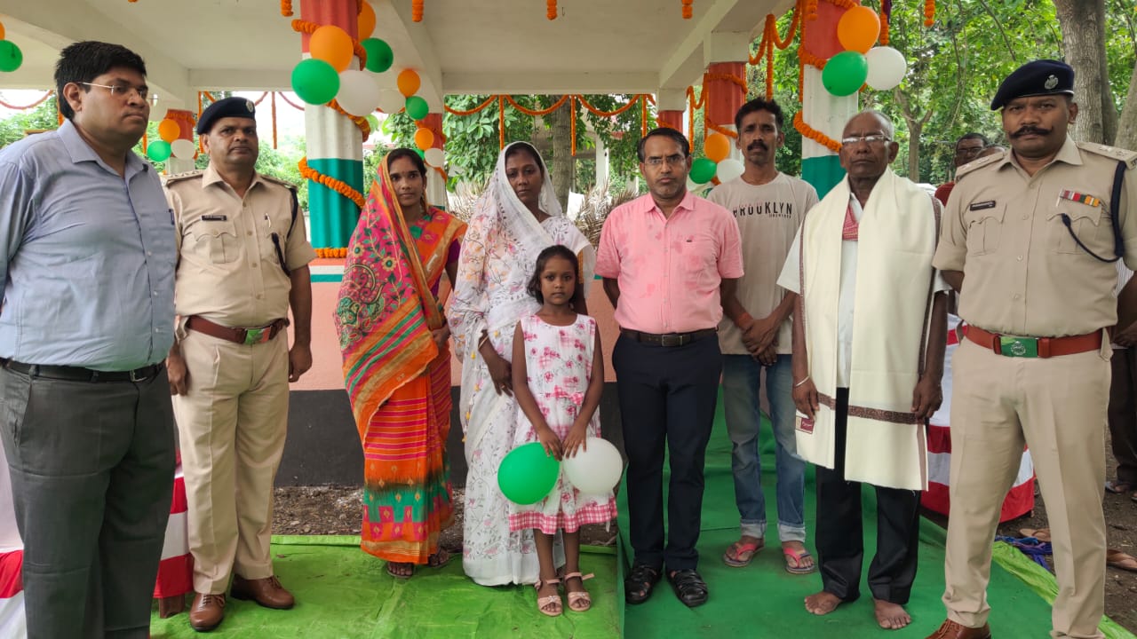 शहीद कुलदीप उरांव की दूसरी पुण्यतिथि पर उपायुक्त एवं पुलिस अधीक्षक ने शहीद की समाधि स्थल पर दी  श्रद्धांजलि