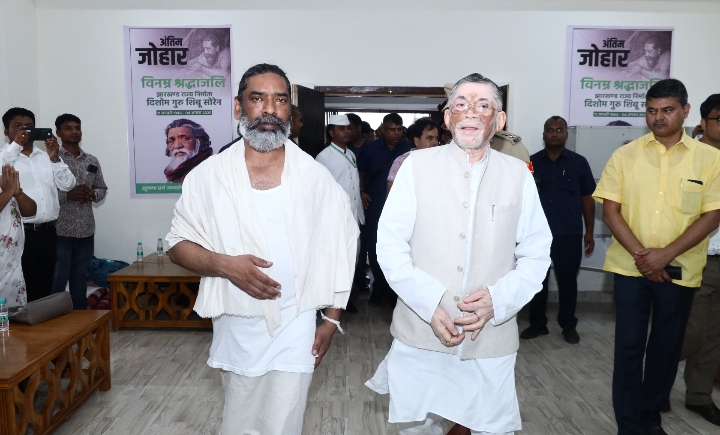 राज्यपाल संतोष कुमार गंगवार पहुंचे नेमरा, दिशोम गुरु शिबू सोरेन को दी श्रद्धांजलि,सीएम से की मुलाकात