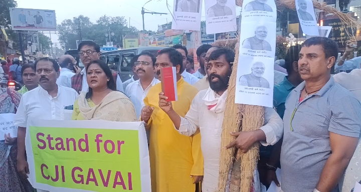 CJI पर जूते से हमला और दलित की हत्या के विरोध में कांग्रेस एससी मोर्चा ने पीएम मोदी का फूंका पुतला