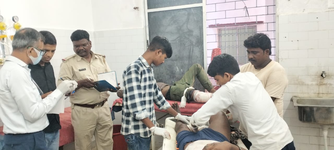 तेज रफ्तार हाइवा ने बाइक सवार को मारी जोरदार टक्कर तीन लोग गंभीर रूप से घायल