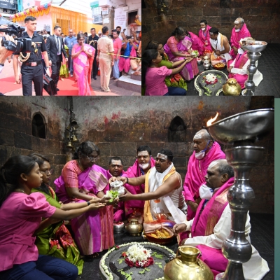 महादेव की नगरी देवघर में शंखनाद से राष्ट्रपति का स्वागत*राष्ट्रपति ने बाबा मंदिर में षोड्शोपचार विधि से की पूजा-अर्चना