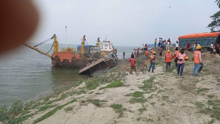 गंगा घाट पर फिर हुआ दुर्घटना, एलसीटी पर चढ़ने के क्रम में ट्रक हुआ दुर्घटनाग्रस्त