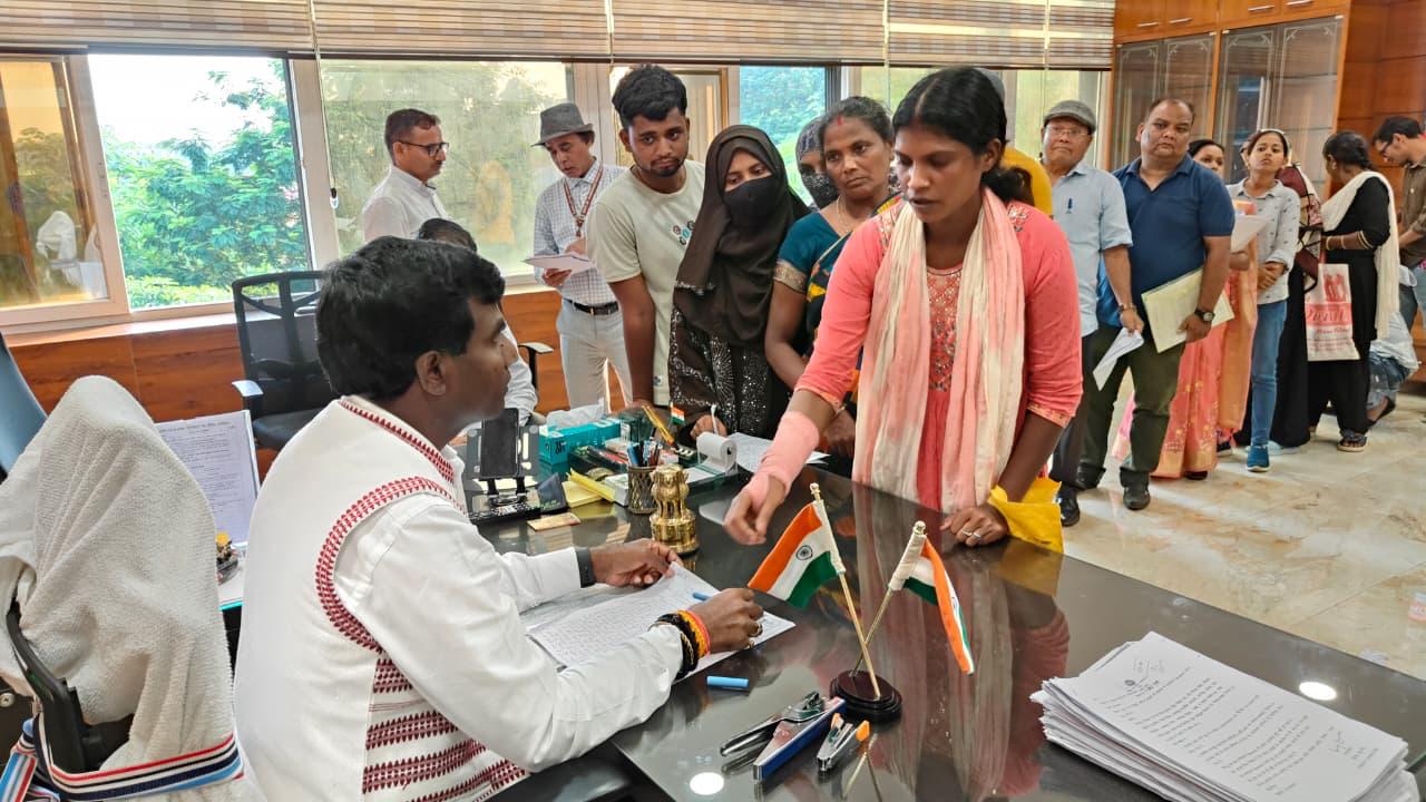 डीसी का जनता दरबार, कई लोगों का समस्या का समाधान, कई कर्मचारी पर की गई कार्रवाई