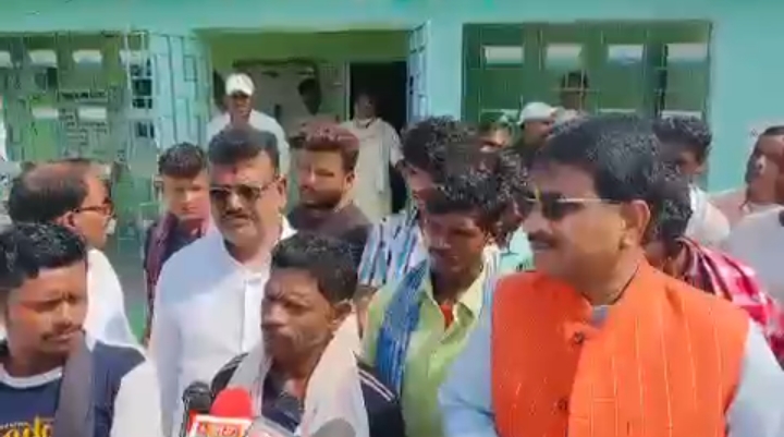 किसान मोर्चा के राष्ट्रीय मंत्री बजरंगी प्रसाद यादव ने साहिबगंज बिजली ऑफिस का किया घेराव