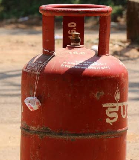 खाद आपूर्ति पदाधिकारी ने की कड़ी कार्रवाई ब्लैक में बेचने वाले गैस दलालों को पकड़ा