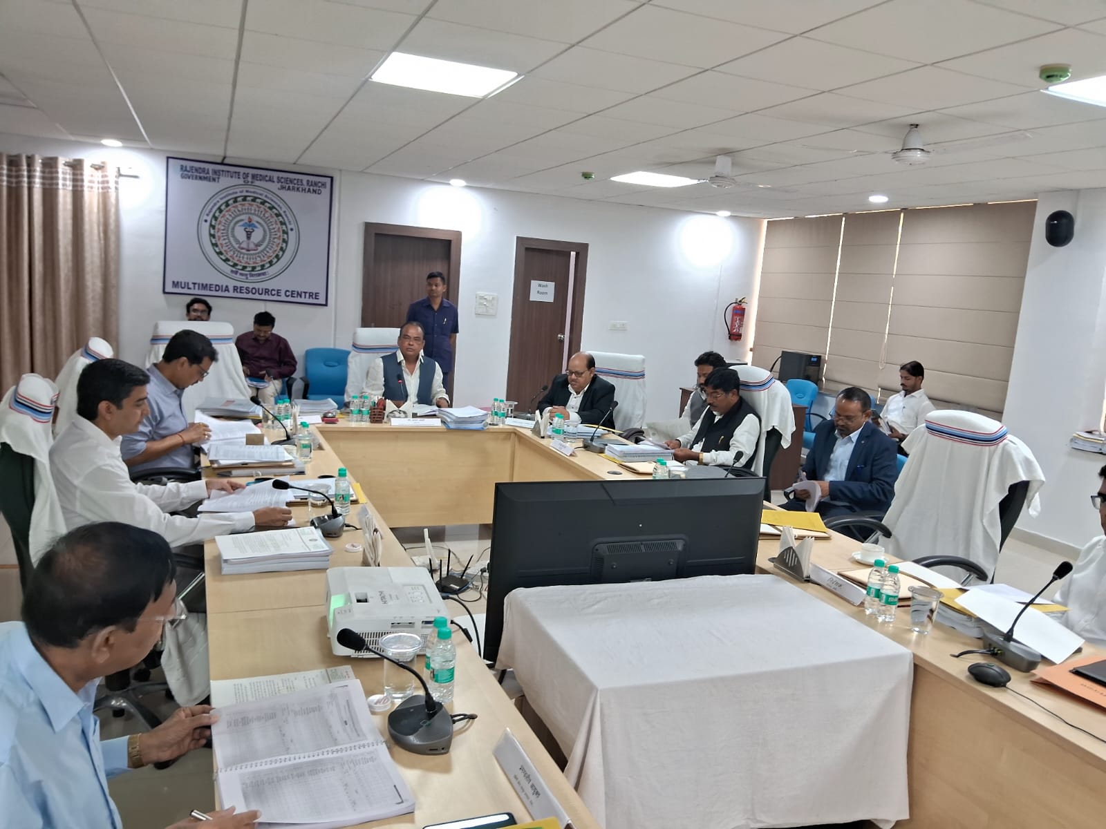 रिम्स शासी परिषद की बैठक सम्पन्न –16 अहम एजेंडों पर गहन समीक्षा, स्वास्थ्य मंत्री डॉ. इरफान अंसारी ने दिए कड़े निर्देश