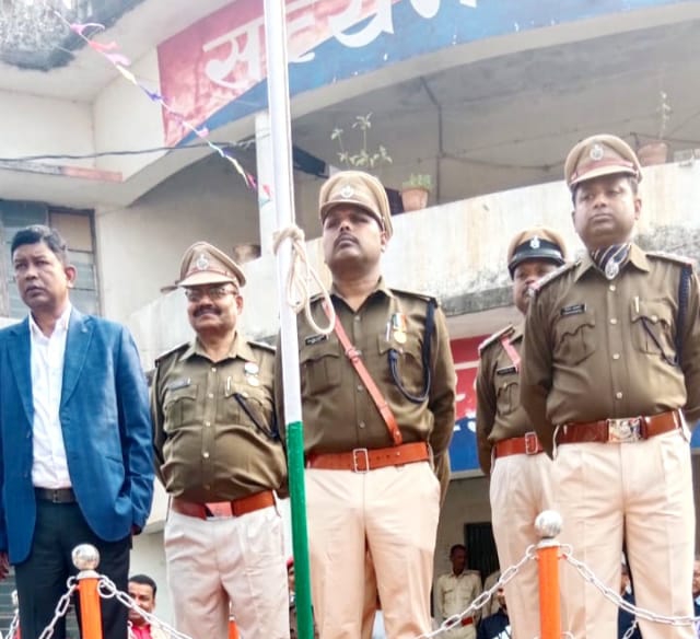 थाना प्रभारी सह पुलिस निरीक्षक कुलदीप कुमार ने झंडोत्तोलन कर फहराया तिरंगा दी सलामी