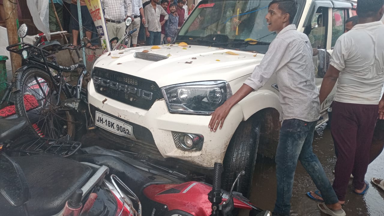 तेज रफ्तार स्कॉर्पियो ने पार्क की गई कई मोटरसाइकिलों को मारी टक्कर