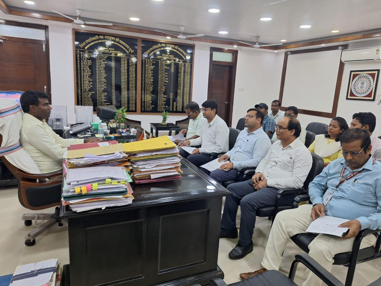 डीसी ने की नगरपालिका (आम) निर्वाचन 2025 की तैयारियों को लेकर महत्वपूर्ण समीक्षा बैठक