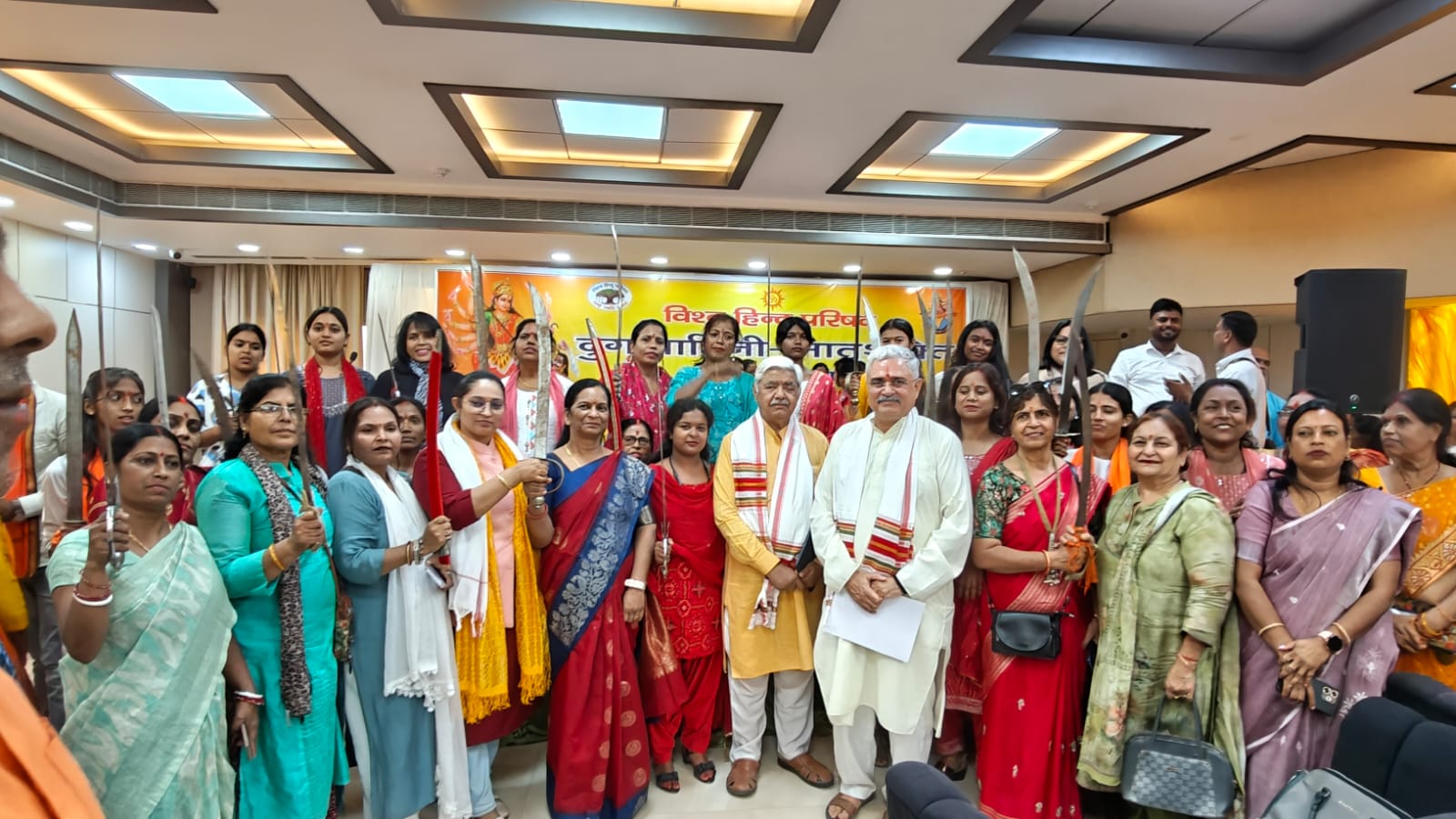 विश्व हिंदू परिषद के दुर्गावाहिनी- मातृशक्ति द्वारा शस्त्रपूजन का कार्यक्रम का आयोजन