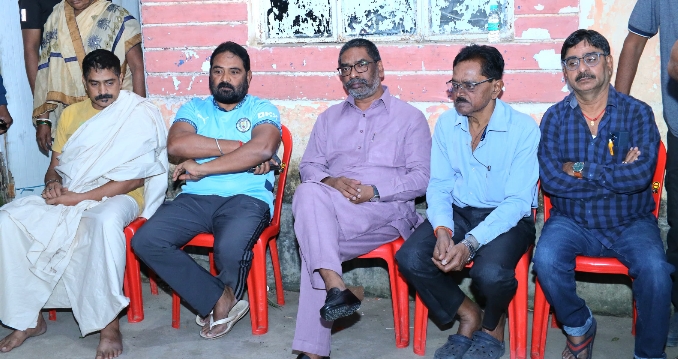 राज्य समन्वय समिति के सदस्य विनोद कुमार पाण्डेय के हरमू हाउसिंग कॉलोनी, रांची स्थित आवास पहुंचे मुख्यमंत्री हेमन्त सोरेन एवं विधायक कल्पना सोरेन