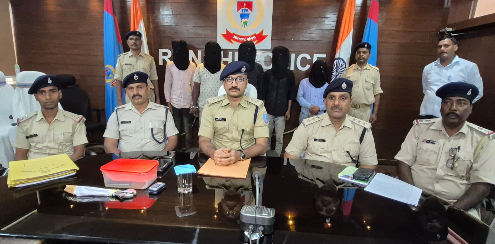 चार चोर को पुलिस ने किया ने किया गिरफ्तार, ग्रामीण एसपी ने की प्रेस वार्ता