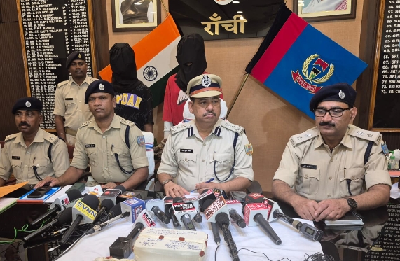 देसी कट्टा और भुजाली के साथ दो युवक गिरफ्तार