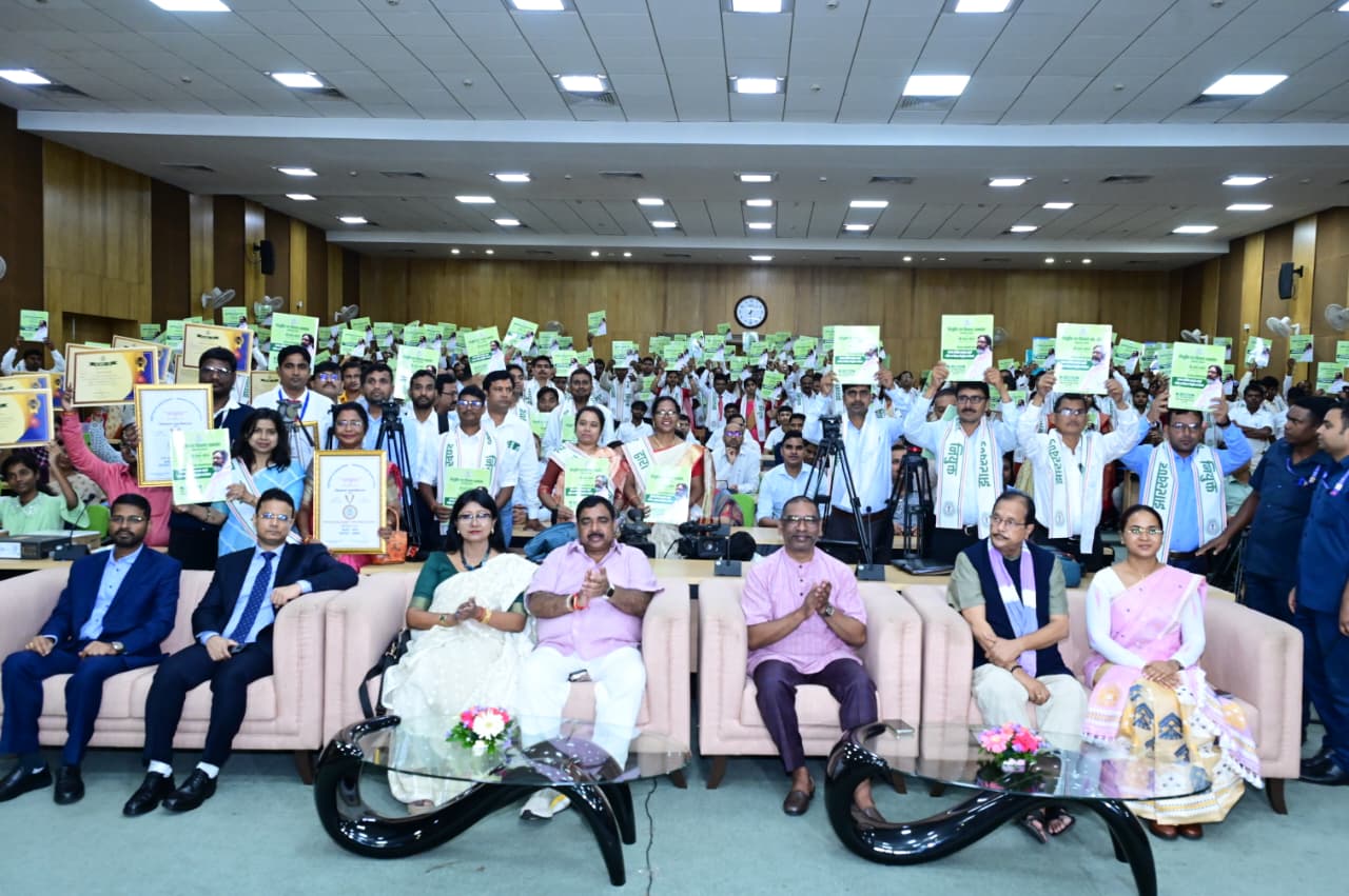 मुख्यमंत्री हेमन्त सोरेन ने 975 नवनियुक्त शिक्षकों को सौंपा नियुक्ति पत्र एवं टॉपर को किया सम्मानित