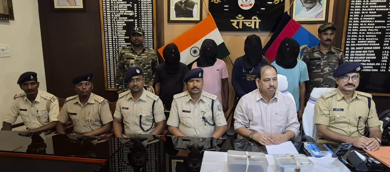 सीसीएल कर्मी से मांगी एक करोड़ की रंगदारी,चार माओवादी गिरफ्तार, पर्चा, पिस्टल, गोली बरामद