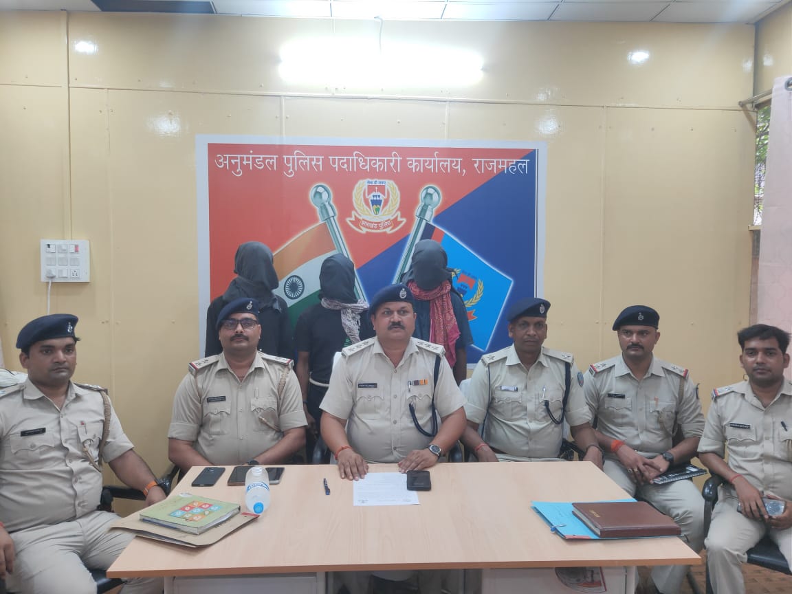 ज्वेलरी दुकान को हथियार के बल पर लूटने वाला तीन अभियुक्त गिरफ्तार