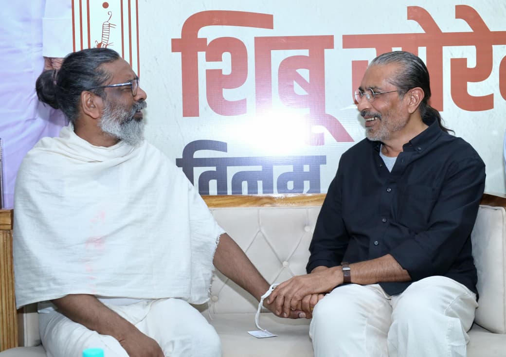 फिल्म निर्माता प्रकाश झा पहुंचे नेमरा मुख्यमंत्री से की मुलाकात दिशोम गुरु को दी श्रद्धांजलि
